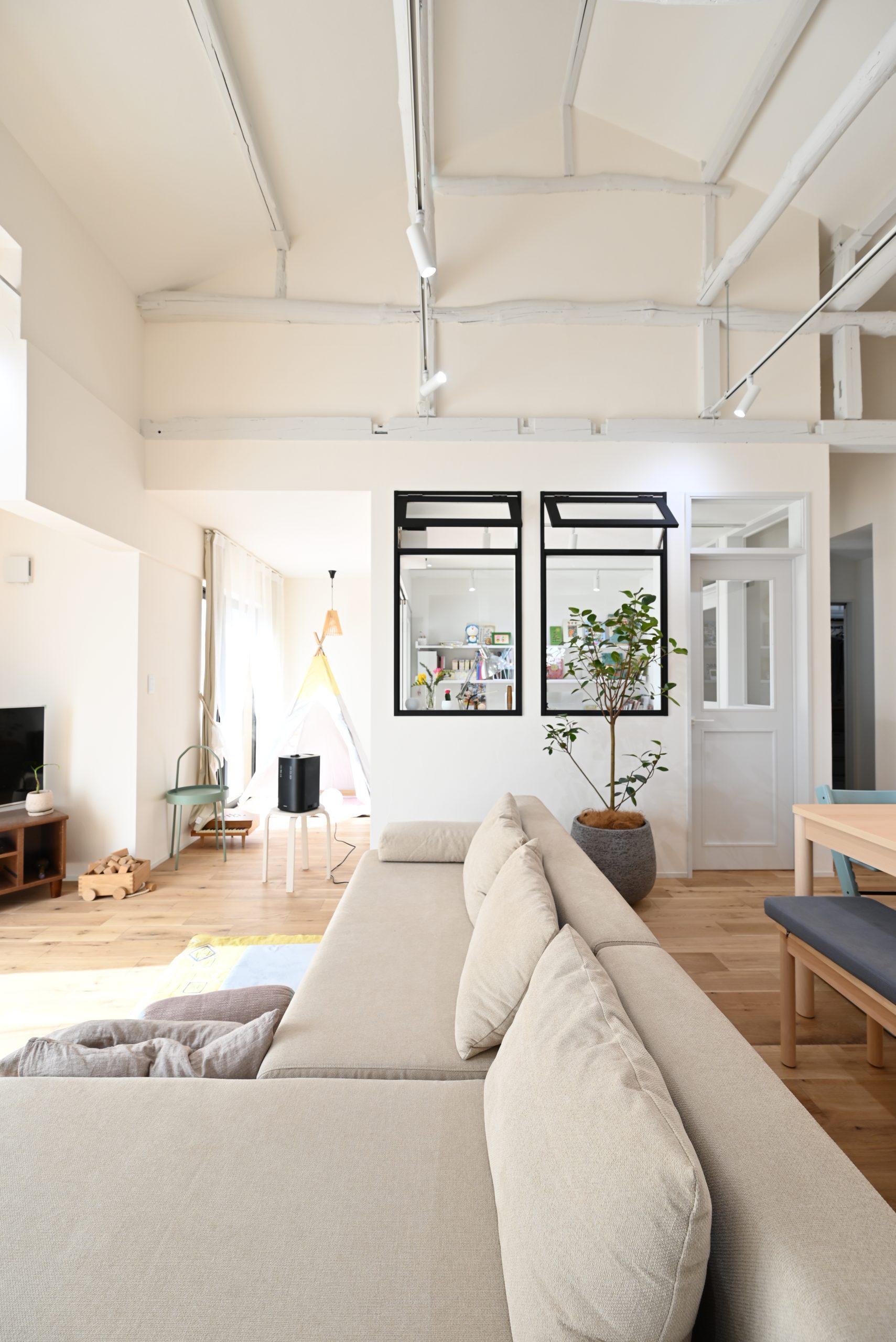 戸建てリノベーション　シンプルな空間に柔らかい塗り壁の家